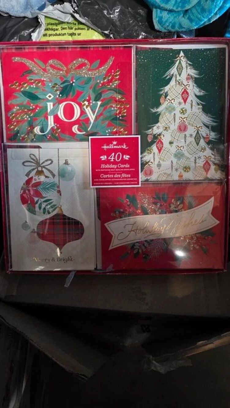 NIP Hallmark 40 Holiday Cards 4 Designs with Matching Self-Sealing Envelopes